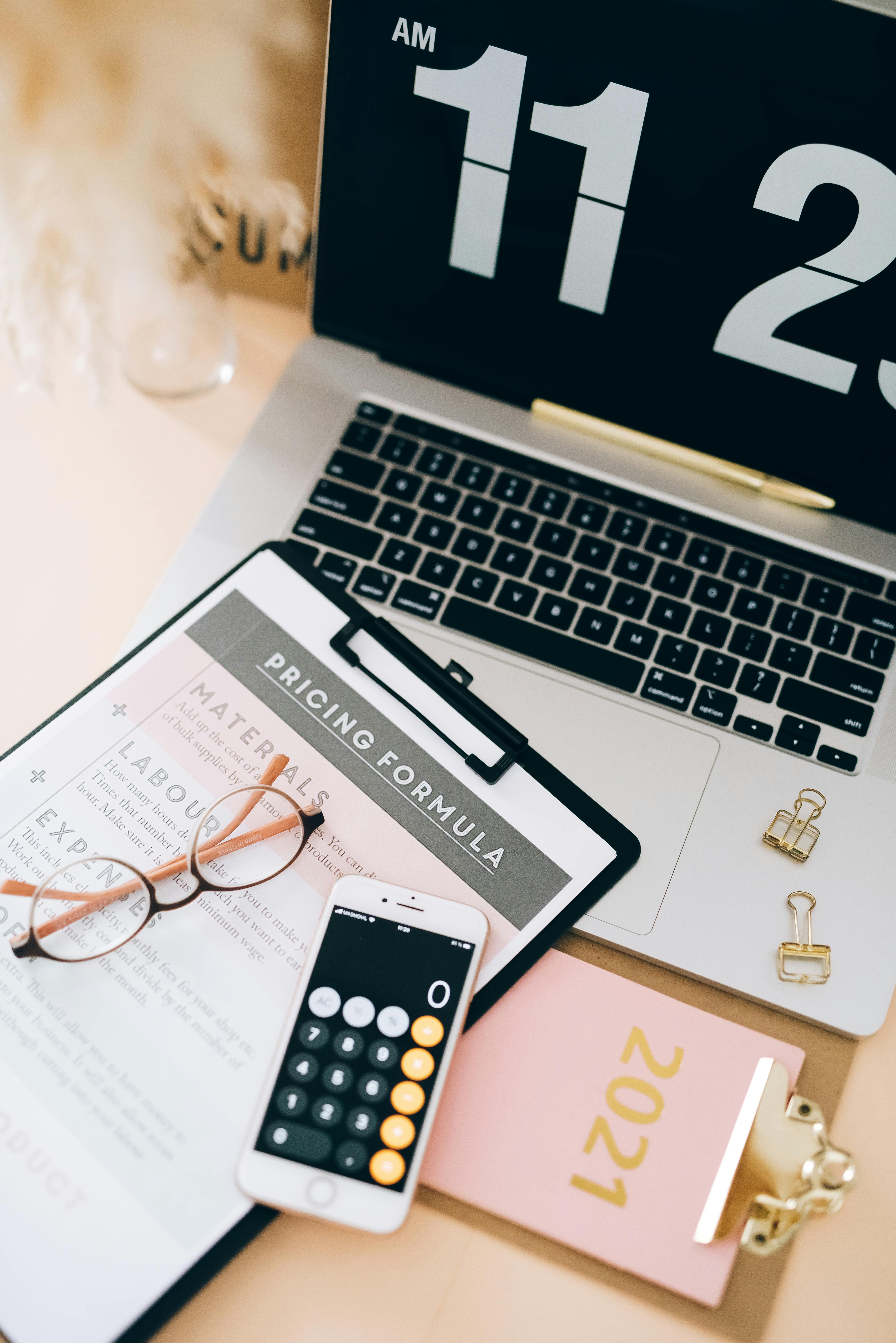 Bureau avec formule de pricing, calculatrice et planning